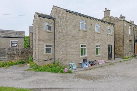 Detached house - Queensbury Square, Bradford BD13