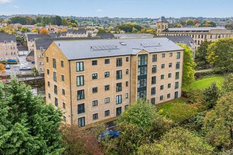 Flat - Waterside View, Harrogate Road, Bradford, West Yorkshire, BD10