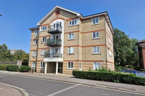 Ground floor flat - Whitcombe Gardens, Owen House Whitcombe Gardens, PO3