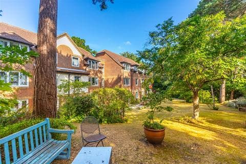 Flat - Queens Pk West Drive, Bournemouth BH8