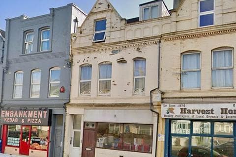 Flat - Embankment Road, Plymouth. Stylish 2-Bedroom Top Floor Flat in Central Plymouth walking distance to City Center.