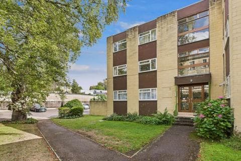 3 bedroom flat for sale