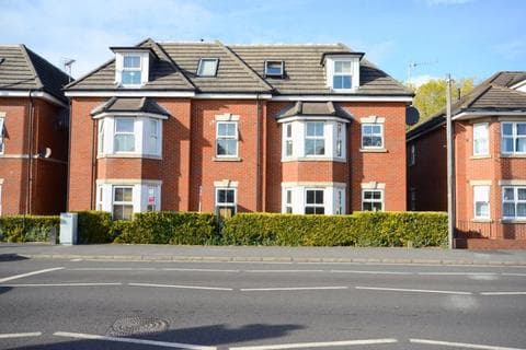 Flat - Holdenhurst Road, Bournemouth BH8