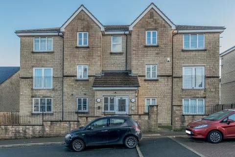 Flat - Chelker Close, Clayton Heights, Bradford, BD6