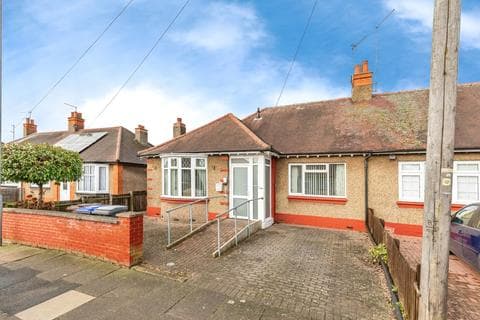 Semi-detached bungalow - Bush Hill, Northampton, NN3