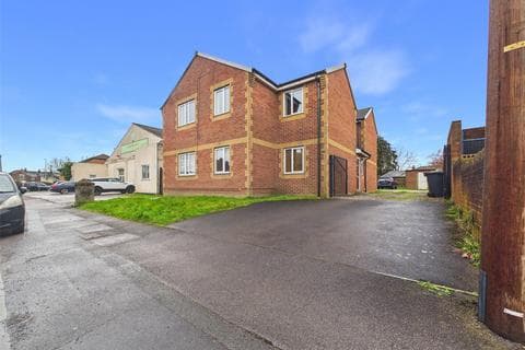 Maisonette - Chequers Road, Gloucester, Gloucestershire, GL4