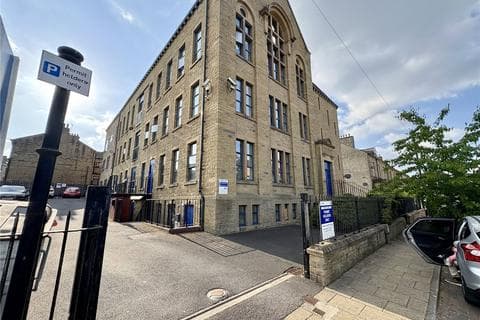 Flat - Water Street, Huddersfield, West Yorkshire, HD1