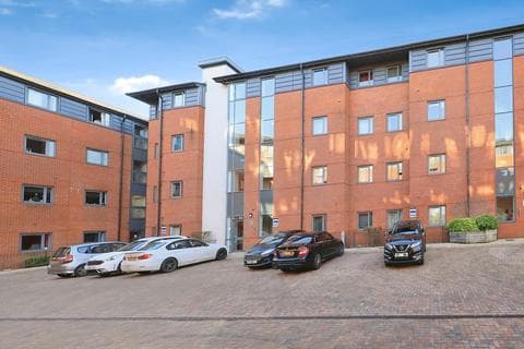 Flat - Broad Gauge Way, Wolverhampton, West Midlands, WV10