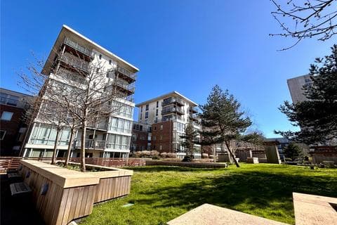 Flat - Queen Street, Portsmouth, Hampshire, PO1