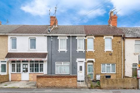 Terraced house - Cricklade Road, Swindon, Wiltshire, SN2