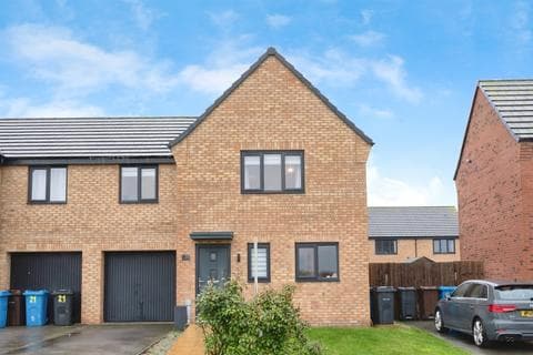 Semi-detached house - De La Pryme Road, Kingswood, Hull