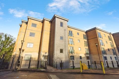 Flat - Birkhouse Lane, Paddock, Huddersfield
