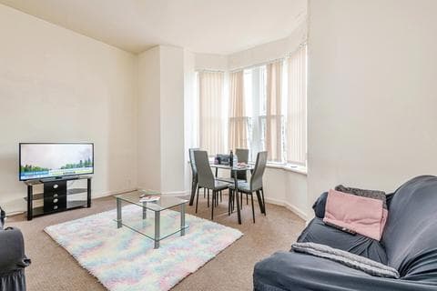 Flat - Redwing Crescent, Milnsbridge, Huddersfield