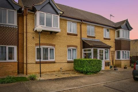 Ground floor flat - Kimbolton Court, Peterborough