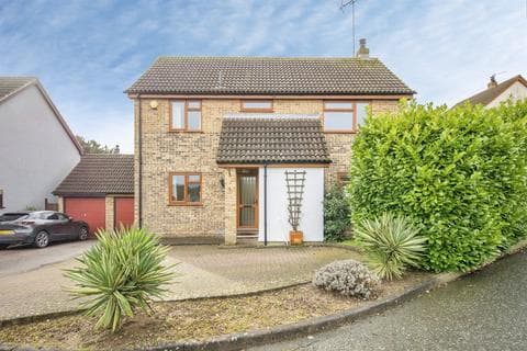 Detached house - Woodpecker Close, Longridge, Colchester