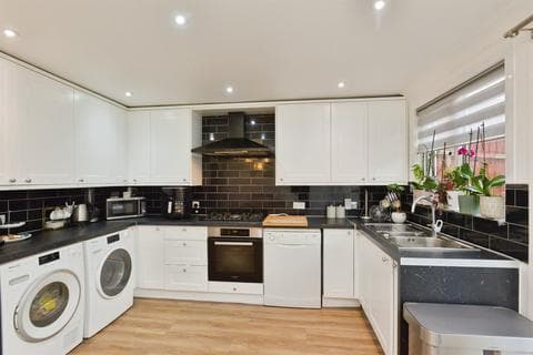 Terraced house - Beadlemead, Netherfield, Milton Keynes