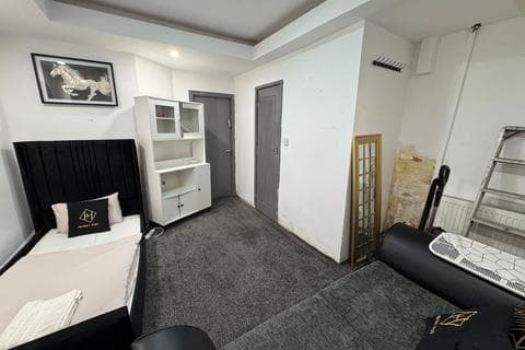 Serviced apartment - Holmfield Road, Blackpool FY2