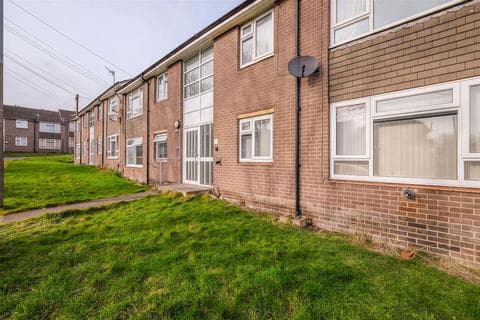 Flat - Longfield Close, Huddersfield HD5