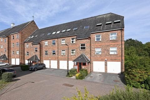 Flat - Whitecross Gardens, Huntington Road, York, YO31