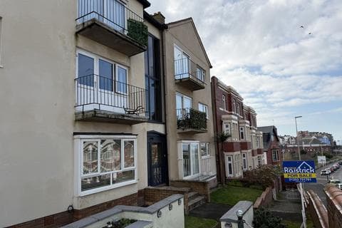 Flat - Warbreck Hill Road, Blackpool FY2