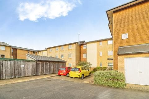 Flat - Pye Bridge End, Broughton, Milton Keynes