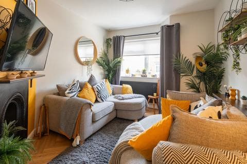 Semi-detached house - Charles Street, Bridgend, CF31