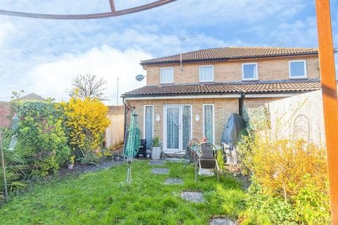 Semi-detached house - Belvoir Avenue, MILTON KEYNES, Buckinghamshire, MK4