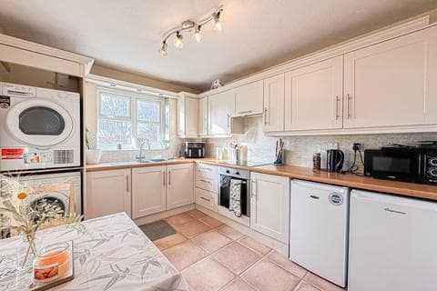 Flat - Burroughs Gardens, Kingsway Court, L3