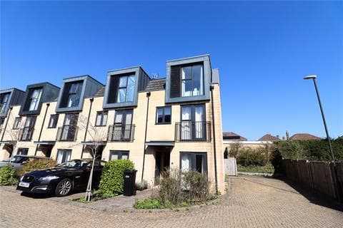 4 bedroom end of terrace house for sale