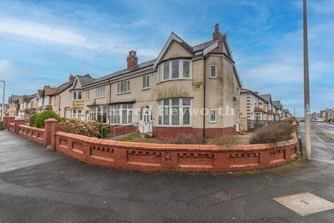 Flat - St. Stephens Avenue, Blackpool FY2