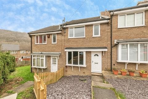 Terraced house - Thanes Close, Birkby, Huddersfield