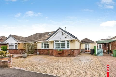 Semi-detached bungalow - Riverdale Close, Swindon