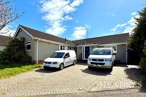 Detached bungalow - Bear Cross Avenue, Bournemouth, BH11