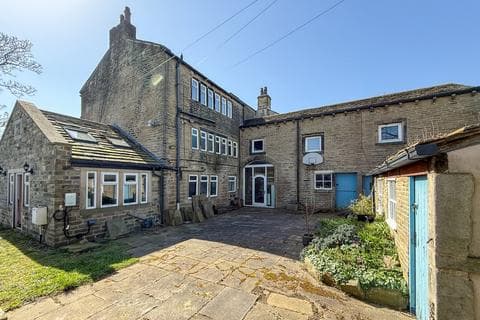 Character property - Chandler Lane, Holmfirth HD9