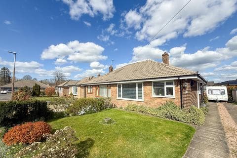 Semi-detached bungalow - Marten Grove, Huddersfield HD4