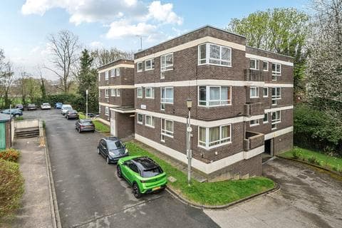 Flat - Newton Park Court, Chapel Allerton, Leeds, LS7