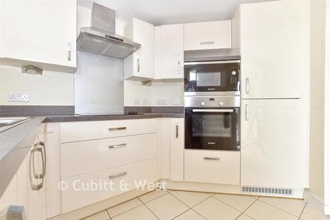 Flat - Tudor Rose Court, Southsea PO4