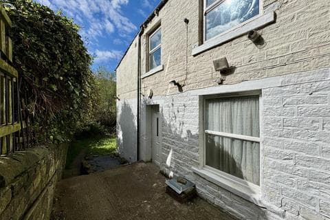 End of terrace house - Almondbury Bank, Moldgreen, Huddersfield, HD5 8HF