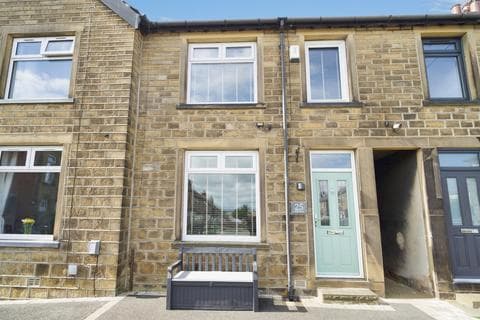 Terraced house - Alma Drive, HUDDERSFIELD