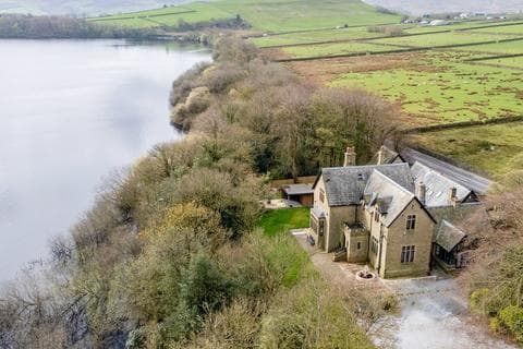 Character property - Blackmoorfoot, Huddersfield HD7