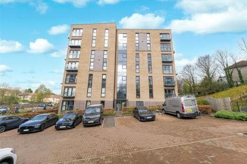 3 bedroom flat for sale