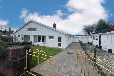 Semi-detached bungalow - Castle View, Bridgend CF31