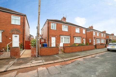 Semi-detached house - St. Ursulas Road, Doncaster, South Yorkshire, DN4