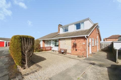 Semi-detached bungalow - Grampian Close, Huntington, York