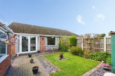 Semi-detached bungalow - Grampian Close, Huntington, York