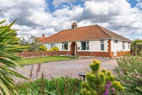 Semi-detached bungalow - Links Avenue, Norwich