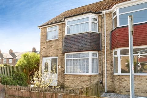 Semi-detached house - Queens Close, Cottingham