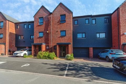 Terraced house - Lancaster Drive, WOLVERHAMPTON, West Midlands, WV11