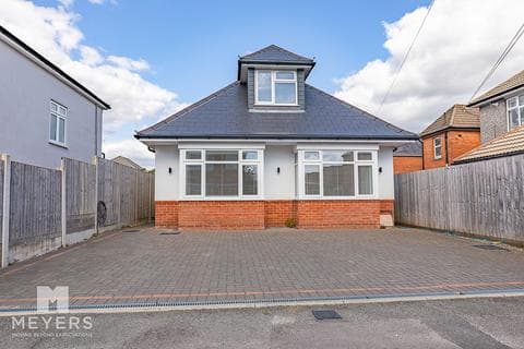 Chalet - Maclaren Road, Bournemouth, BH9 2UZ