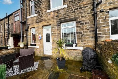 Terraced house - Leymoor Road, Huddersfield, HD3